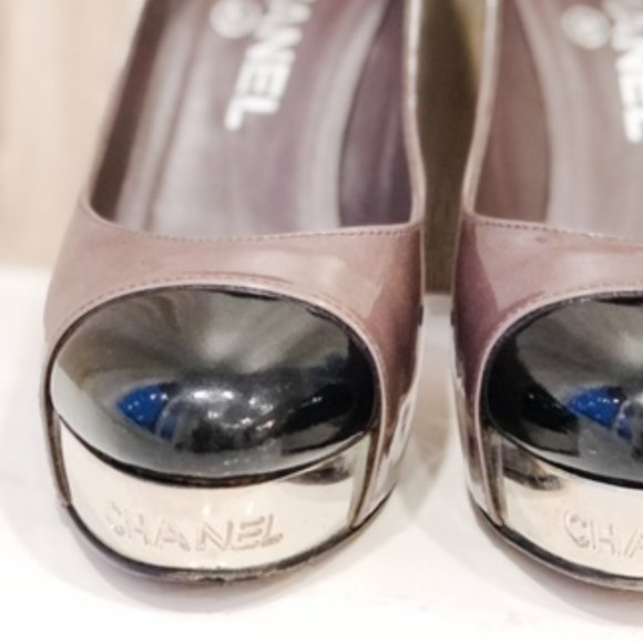 Chanel Tan & Black Leather Cap Toe Metal Platform Pumps w/ CHANEL engraving, 6 - Picture 3 of 12